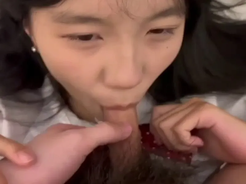 Em loli dễ thương liếm thằng nhỏ biến em thành con em đĩ dam dang p2